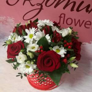 Коробка сборная из красных роз и хризантем