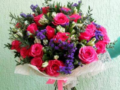Авторский букет из роз и альстромерий