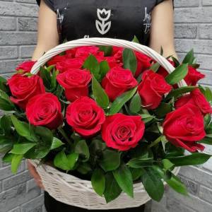 Розы в корзине с салалом