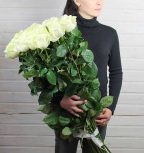 Букет из 25 белых роз 100 см