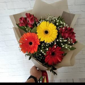 Букет с гербер и альстромерии