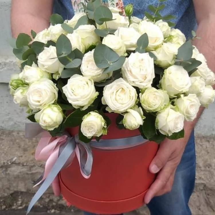 Кустовые розы "Мисс Бомбастик" в коробке