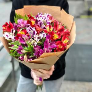 Букет с альстромерией "Ассорти"