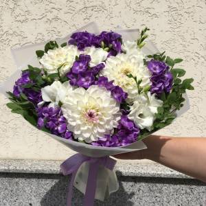 Букет с георгинами "Аромат лета"