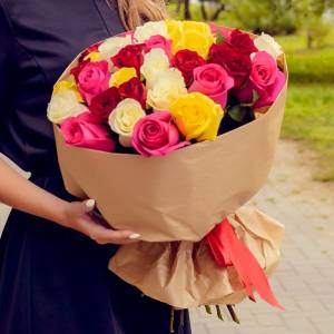 Букет из 35 разноцветных роз (60см)
