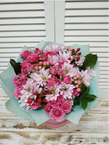 Букет из кустовых роз и хризантем "Розовое настроение"