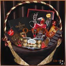 Мужская подарочная корзина шоколада.