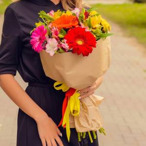 Букет из гербер и альстромерий