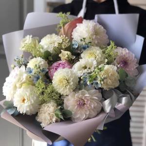 Букет с георгинами "Ассоль"