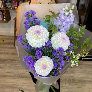 Букет с георгинами "Сиреневая дымка"