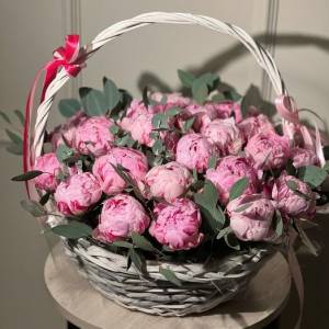 27 пионов в корзине