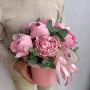 7 розовых пионов в коробке