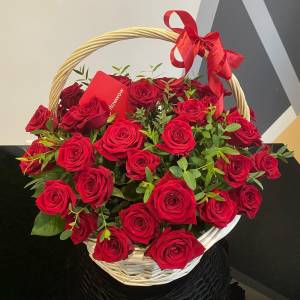 Корзина с элегантными красными розами