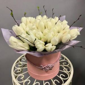 Белые тюльпаны в коробке