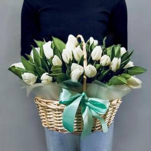 Тюльпаны в корзинке