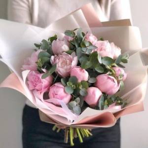 Букет пионы с эвкалиптом