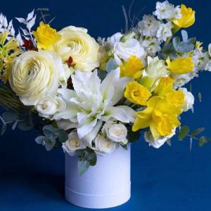 Букет с нарциссами в коробке "Летний"