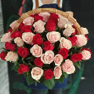 Корзина с розами Эквадор