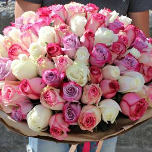 Букет из 101 розовой и белой розы