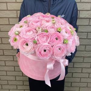 Розовые ранункулюсы в коробке