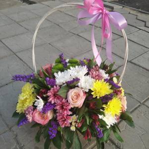 Ярка корзина с цветами