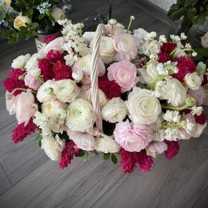 Корзина из ранункулюсов